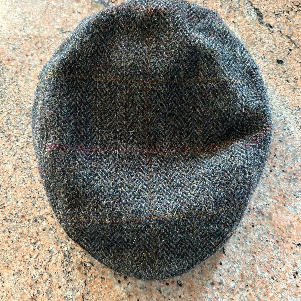 Gray Newsboy Cap with Classic Shape and Tweed Texture
